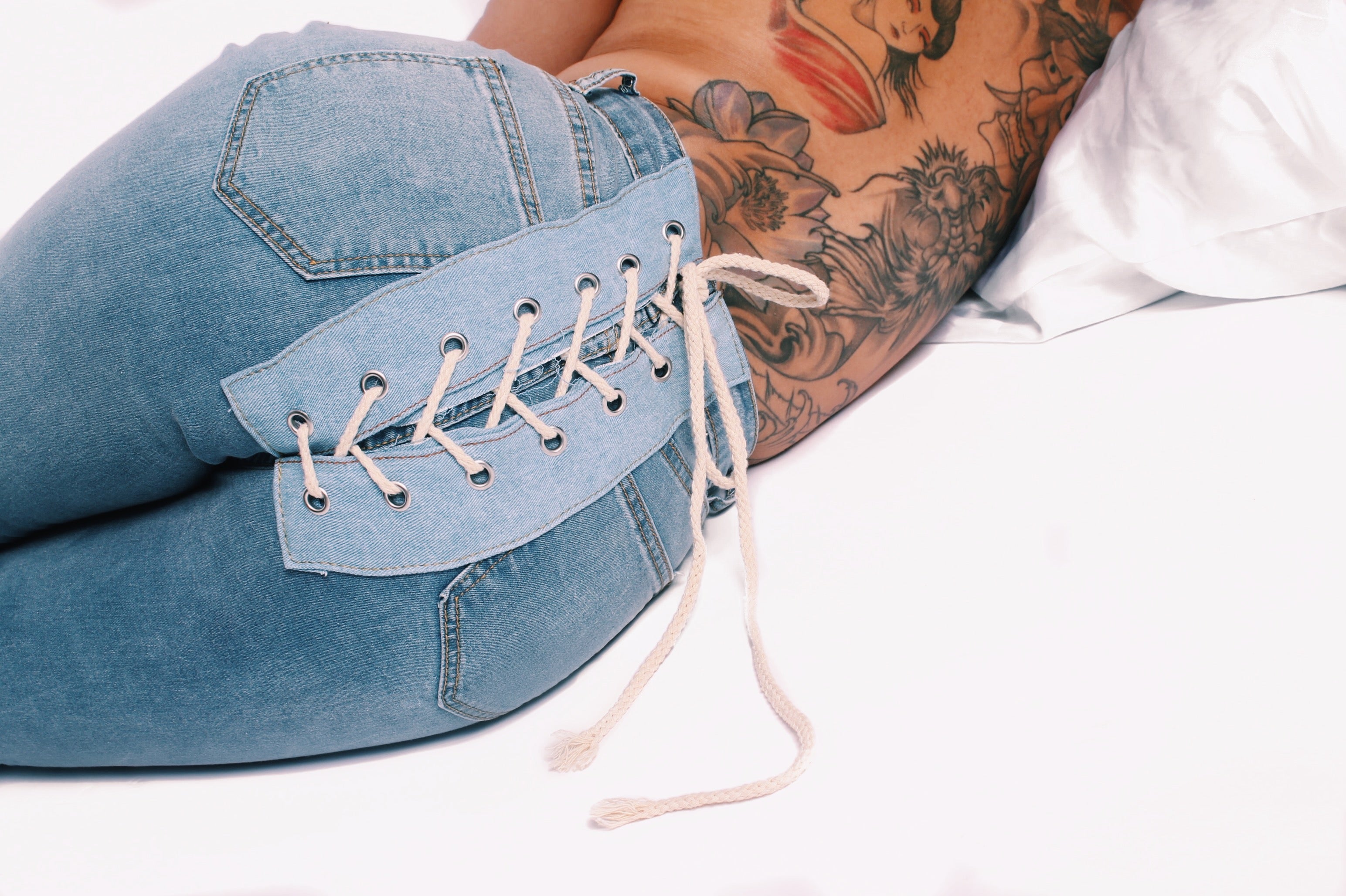 “NO STRINGS” DENIM JEANS